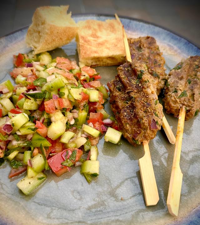 Kefta-Spieße mit Salade marocaine