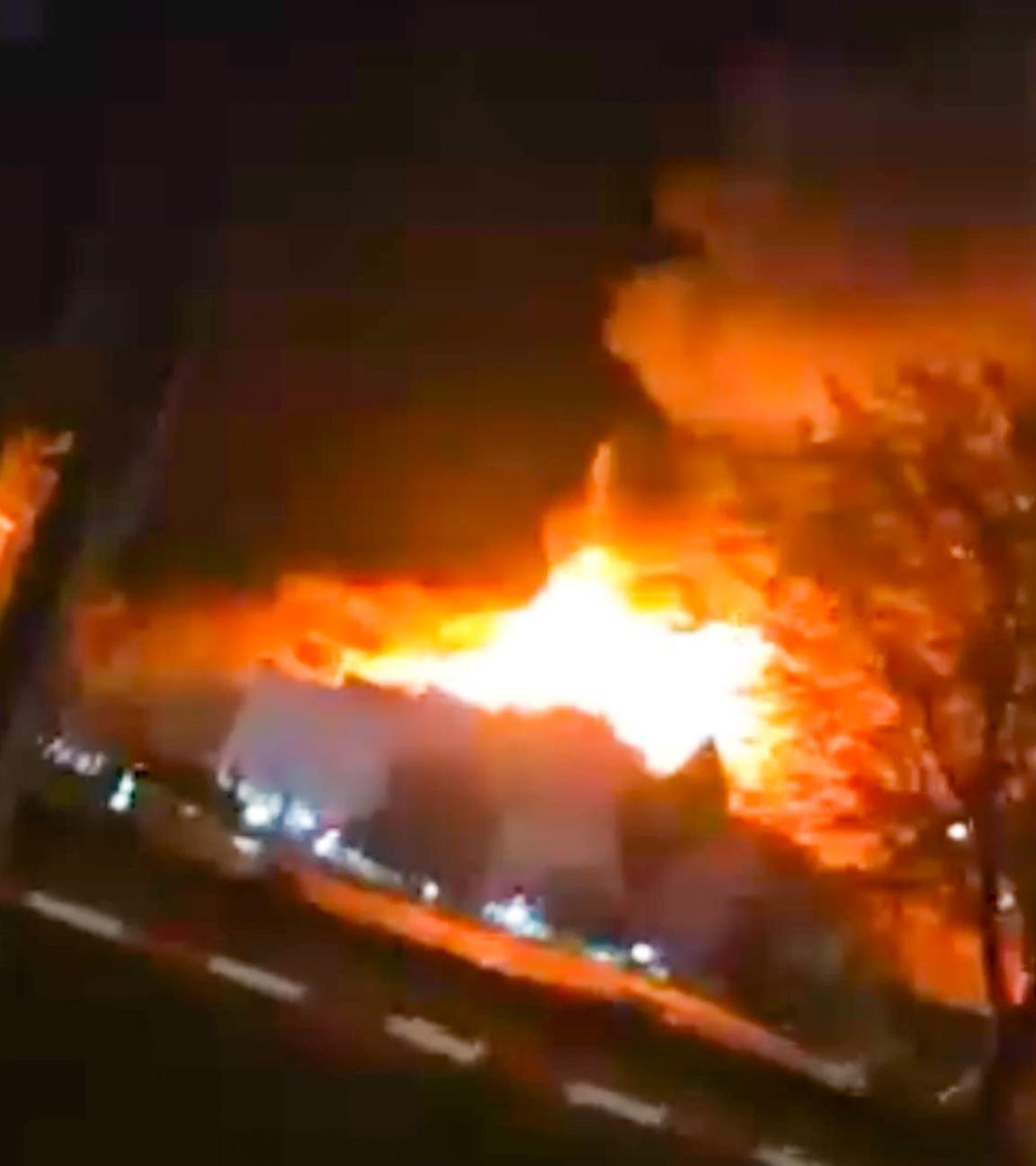 Baden-Württemberg, Kehl: Die Diskothek "Kiss-Club" steht in Flammen.