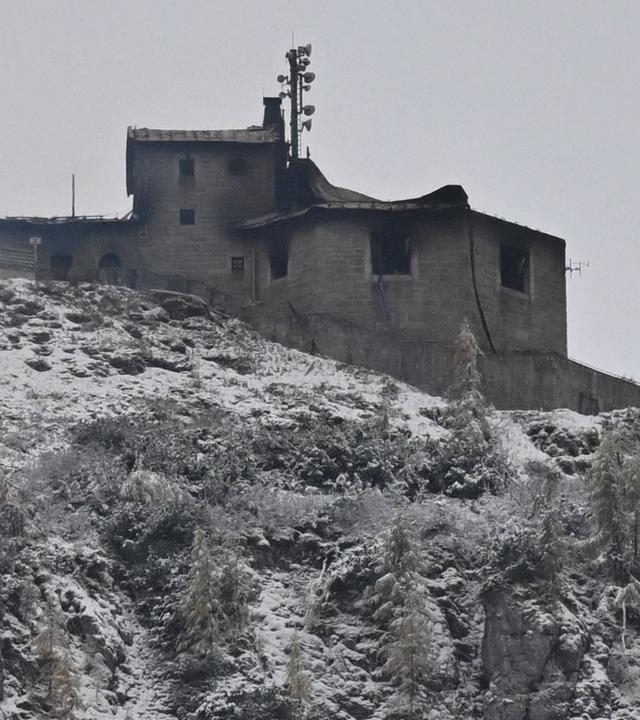Rauch steigt nach einem Großbrand am Kehlsteinhaus, oberhalb von Berchtesgaden in Bayern auf.