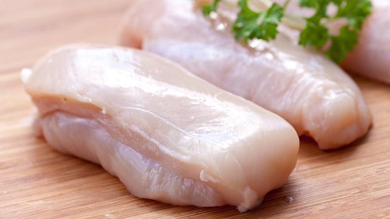 Zwei Hähnchenbrustfilets