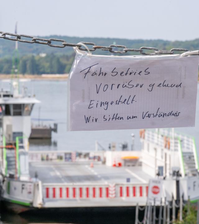 "Fährbetrieb vorübergehend eingestellt" steht auf einem Zettel, der an der Zufahrt zur Fähre hängt. 