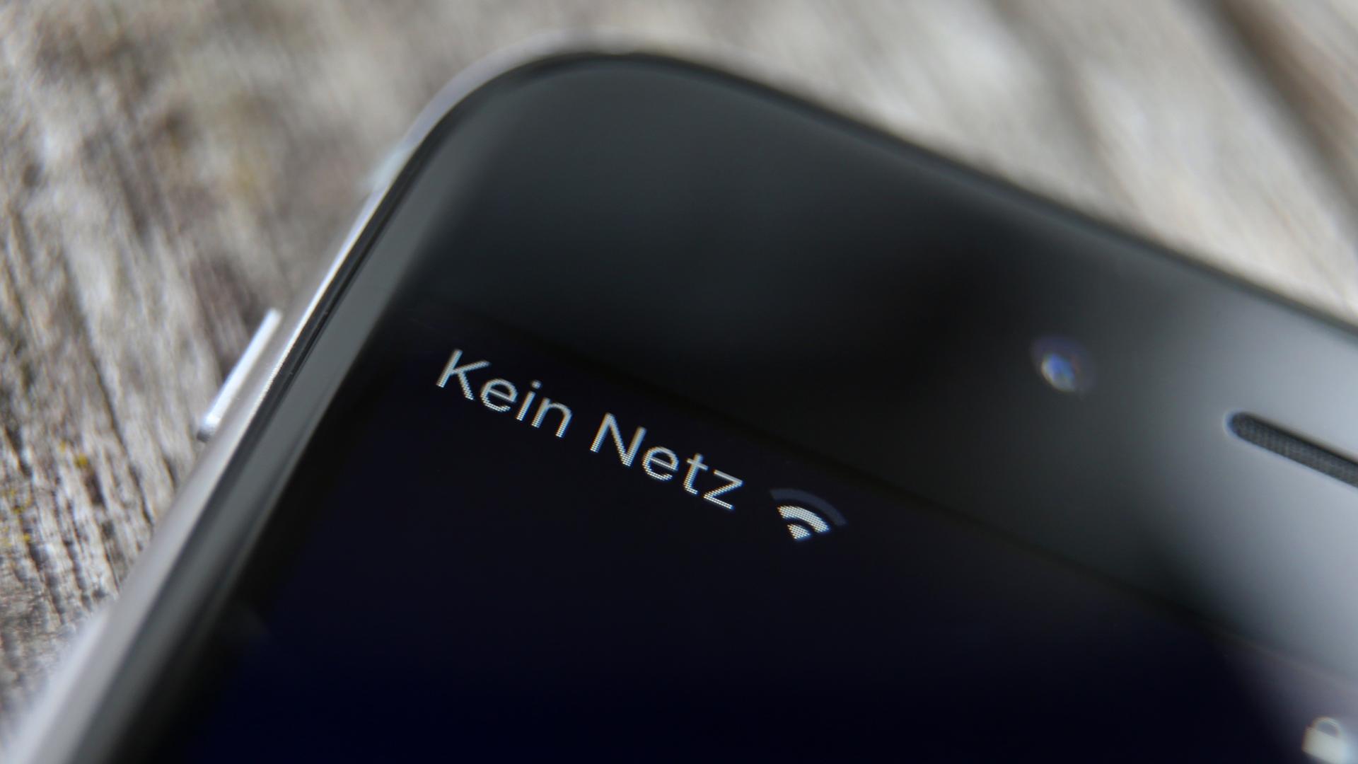 Die Aufschrift "Kein Netz" ist auf dem Bildschirm eines Mobiltelefons zu sehen