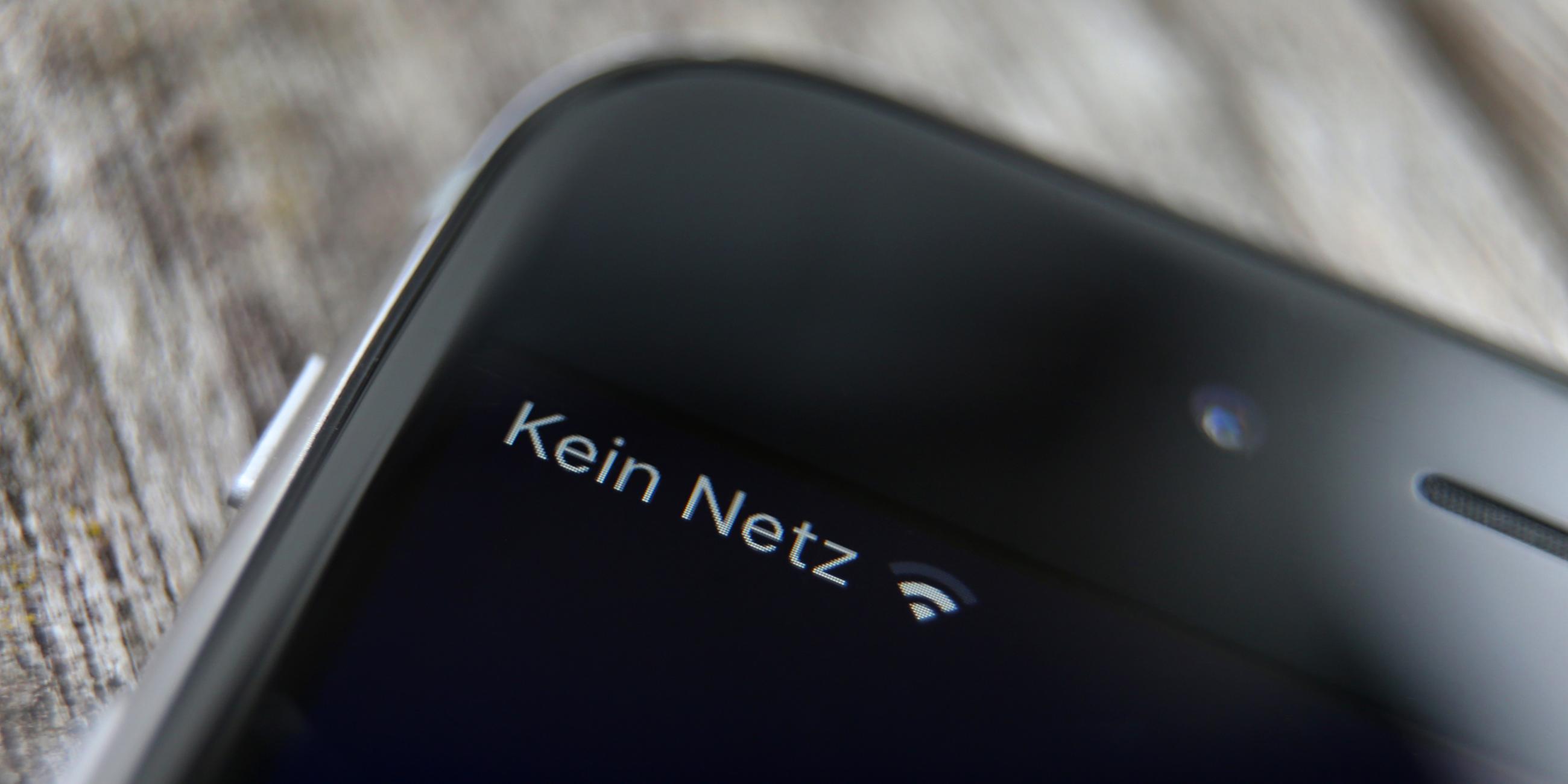 Die Aufschrift "Kein Netz" ist auf dem Bildschirm eines Mobiltelefons zu sehen