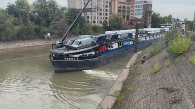 Frachtschiff mit Transportern drauf liegt am Ufer