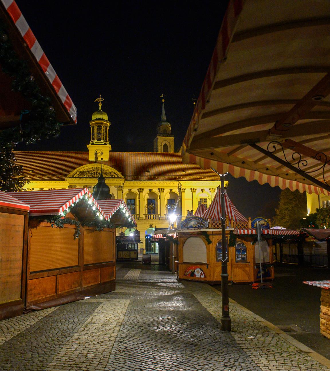 Sachsen-Anhalt, Magdeburg: Der noch geschlossene und sich im Aufbau befindende Magdeburger Weihnachtmarkt am Abend.