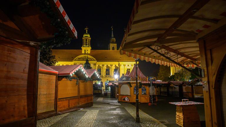 Sachsen-Anhalt, Magdeburg: Der noch geschlossene und sich im Aufbau befindende Magdeburger Weihnachtmarkt am Abend.