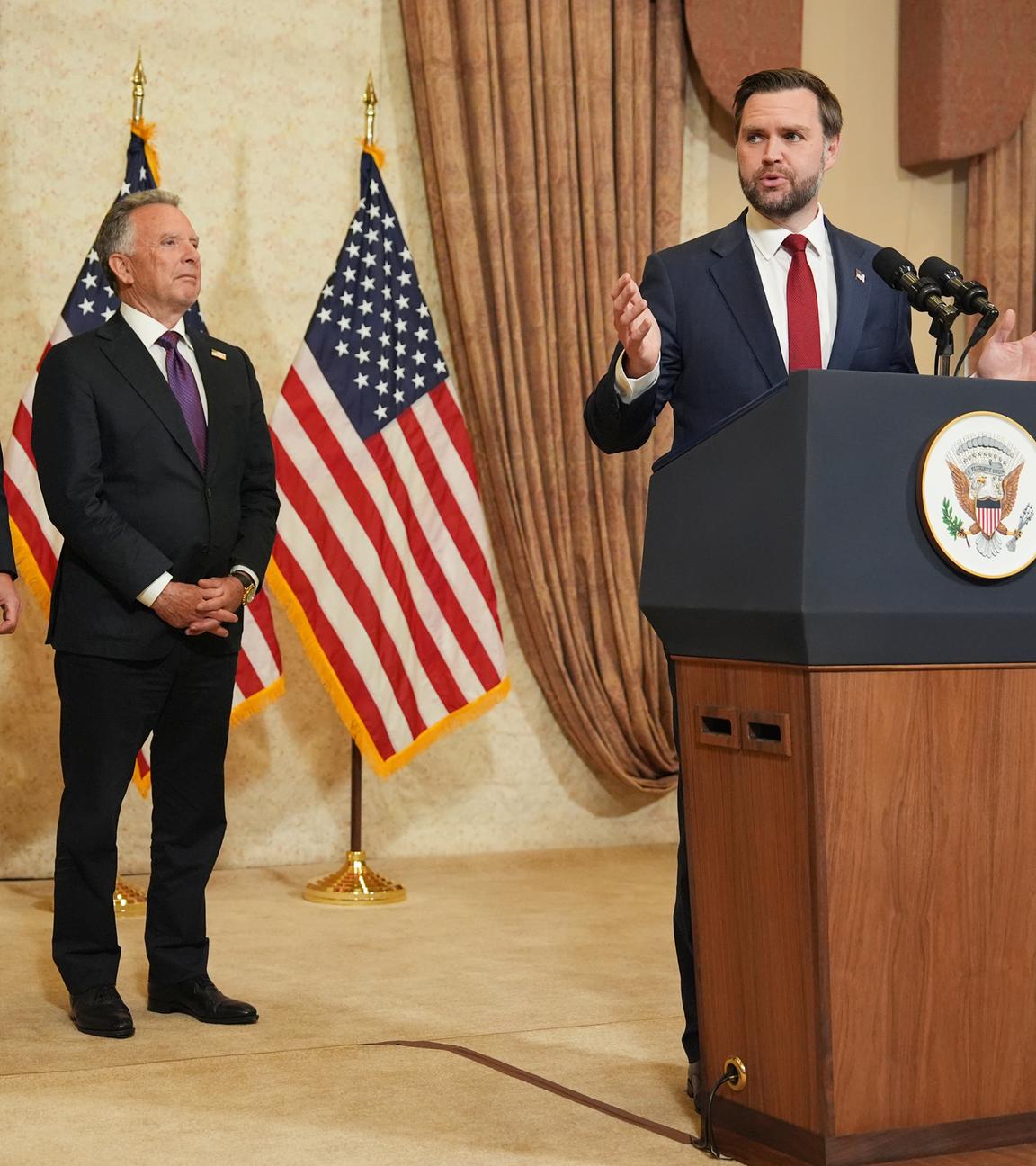 12.04.2026, Pakistan, Islamabad: US-Vizepräsident JD Vance (r) spricht während einer Pressekonferenz nach einem Treffen mit Vertretern aus Pakistan und Iran, während Jared Kushner (l) und Steve Witkoff, Sonderbeauftragter für Friedensmissionen, zuhören.