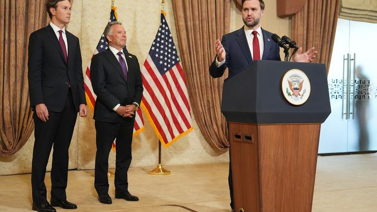 12.04.2026, Pakistan, Islamabad: US-Vizepräsident JD Vance (r) spricht während einer Pressekonferenz nach einem Treffen mit Vertretern aus Pakistan und Iran, während Jared Kushner (l) und Steve Witkoff, Sonderbeauftragter für Friedensmissionen, zuhören.