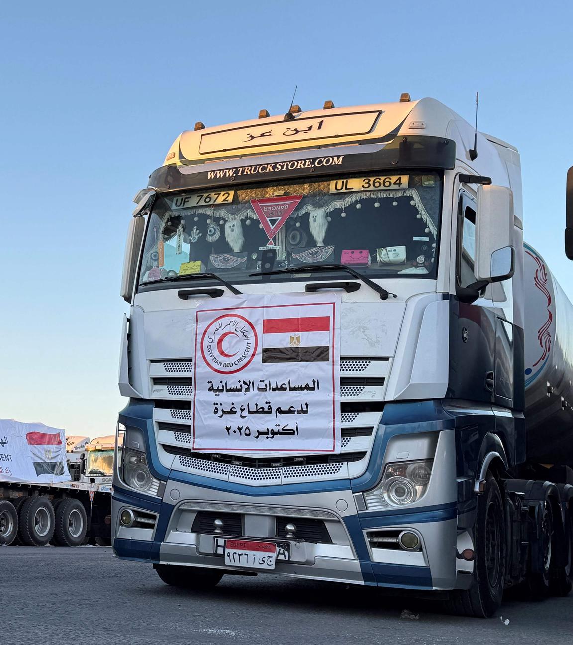 Mit humanitärer Hilfe beladene Lastwagen warten am frühen Morgen des 15. Oktober 2025 auf der ägyptischen Seite des Grenzübergangs Rafah auf die Überfahrt in den Gazastreifen, nachdem Israel angekündigt hatte, den Grenzübergang wieder zu öffnen, damit humanitäre Hilfe aus Ägypten in das palästinensische Gebiet gelangen kann.