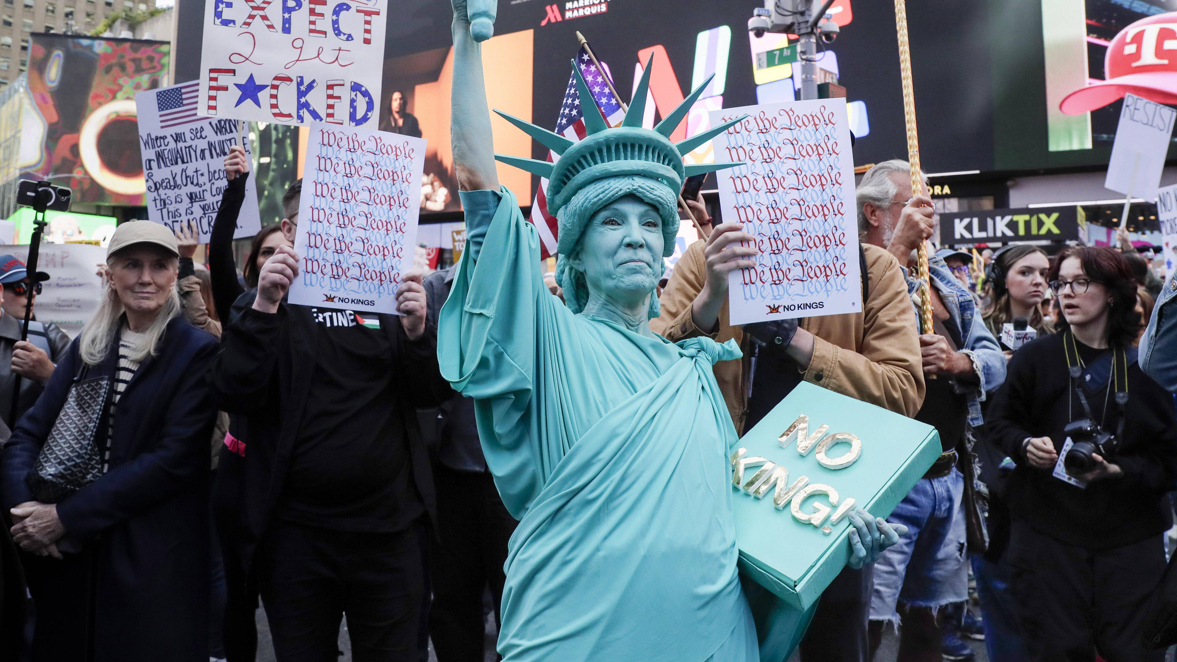 Verkleidet als die Freiheitsstatue protestiert eine Frau gegen die Politik der Trump-Regierung in New York.
