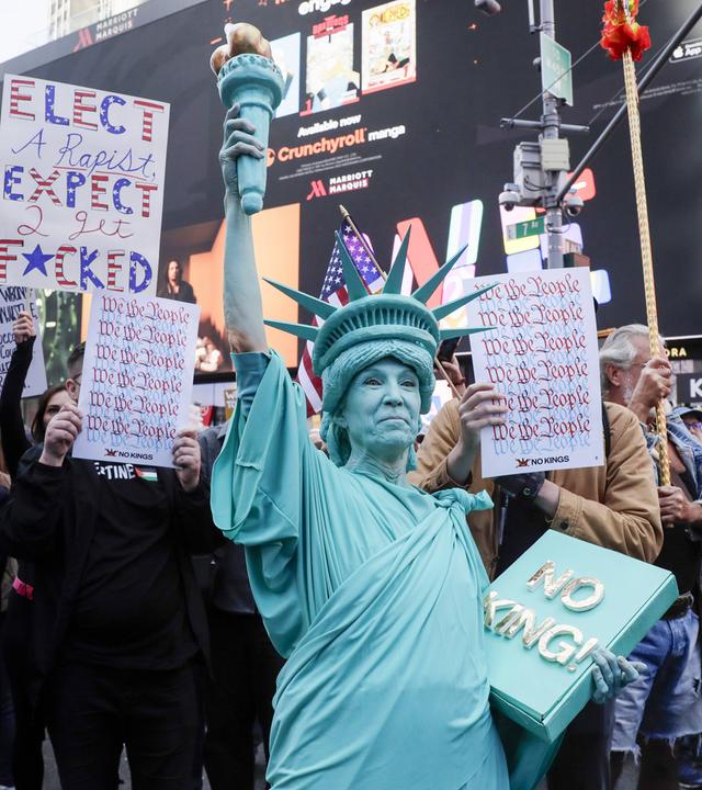 Verkleidet als die Freiheitsstatue protestiert eine Frau gegen die Politik der Trump-Regierung in New York.