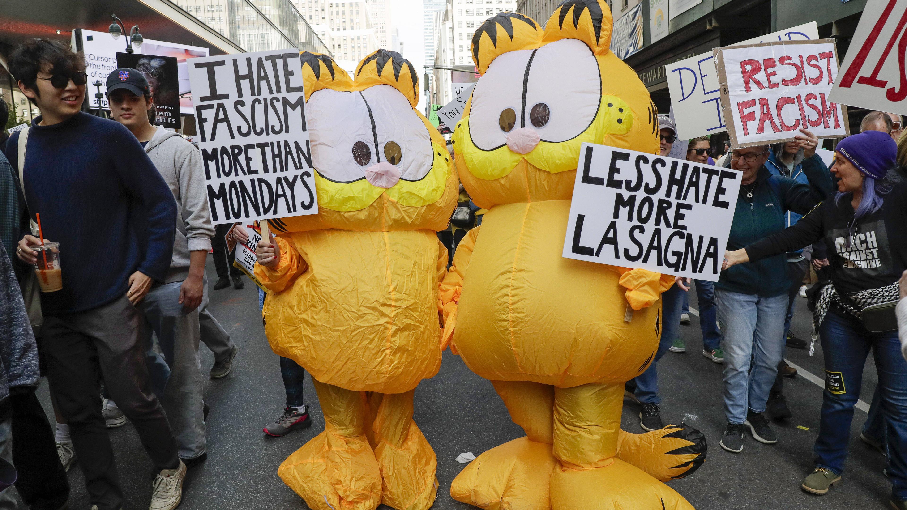 Zwei Demonstranten tragen "Garfield"-Kostüme bei der "Keine Könige"-Demonstration in New York.