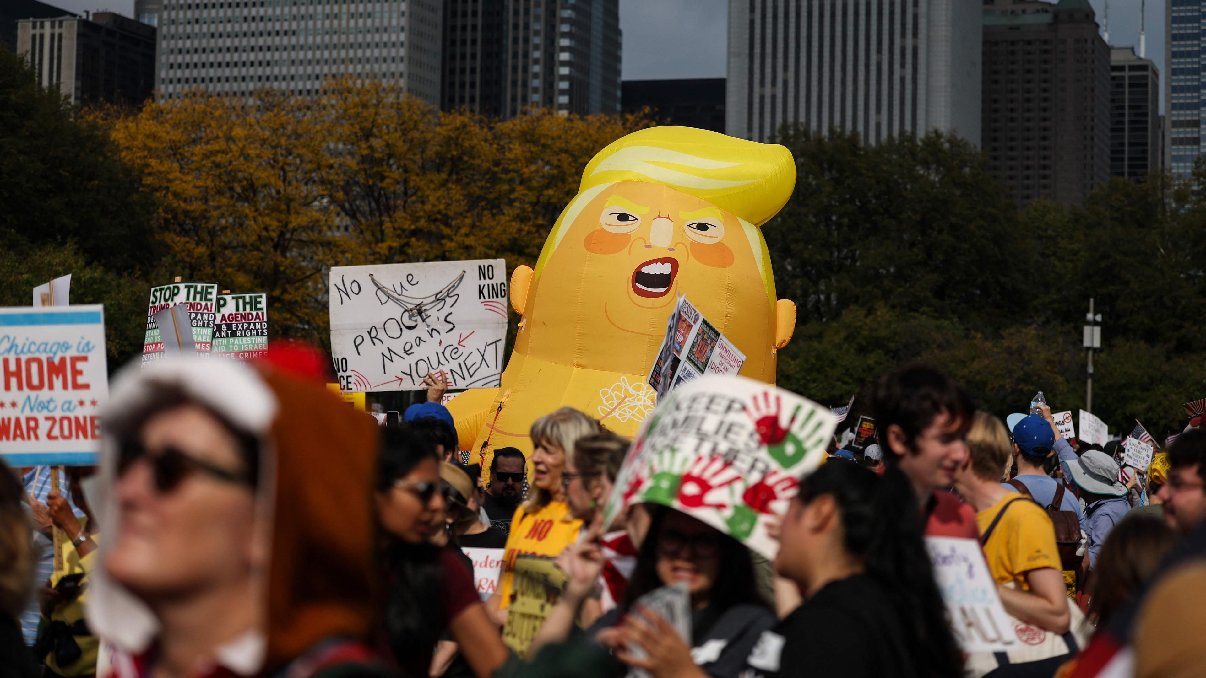 Eine aufblasbare Trump-Figur ist bei der "Keine Könige"-Demonstration in Chicago zu sehen.