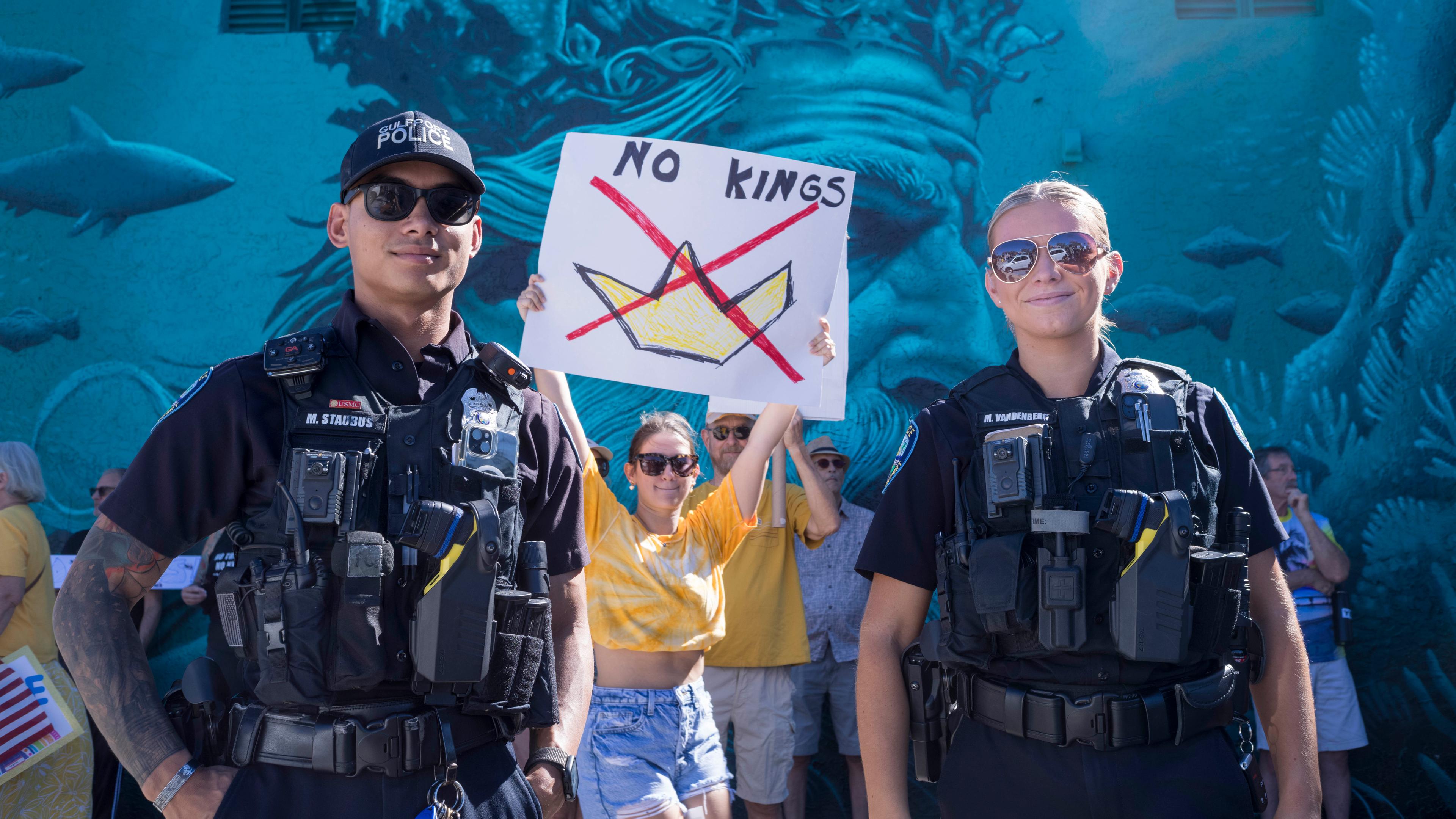 Zwei Polizeibeamte stehen am Rande einer Demonstration in Gulfport im Bundesstaat Florida.