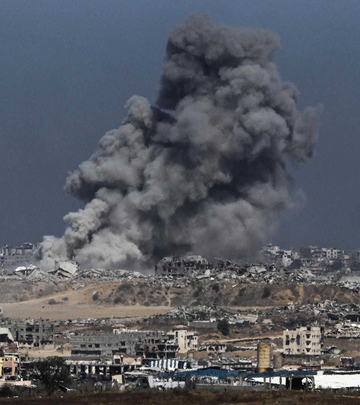 Rauch und Staub, die nach den israelischen Angriffen im nördlichen Gazastreifen über den zerstörten und schwer beschädigten Wohngebieten aufsteigen, sind am 31. Mai 2025 von der Grenzregion zwischen Gaza und Israel aus zu sehen.