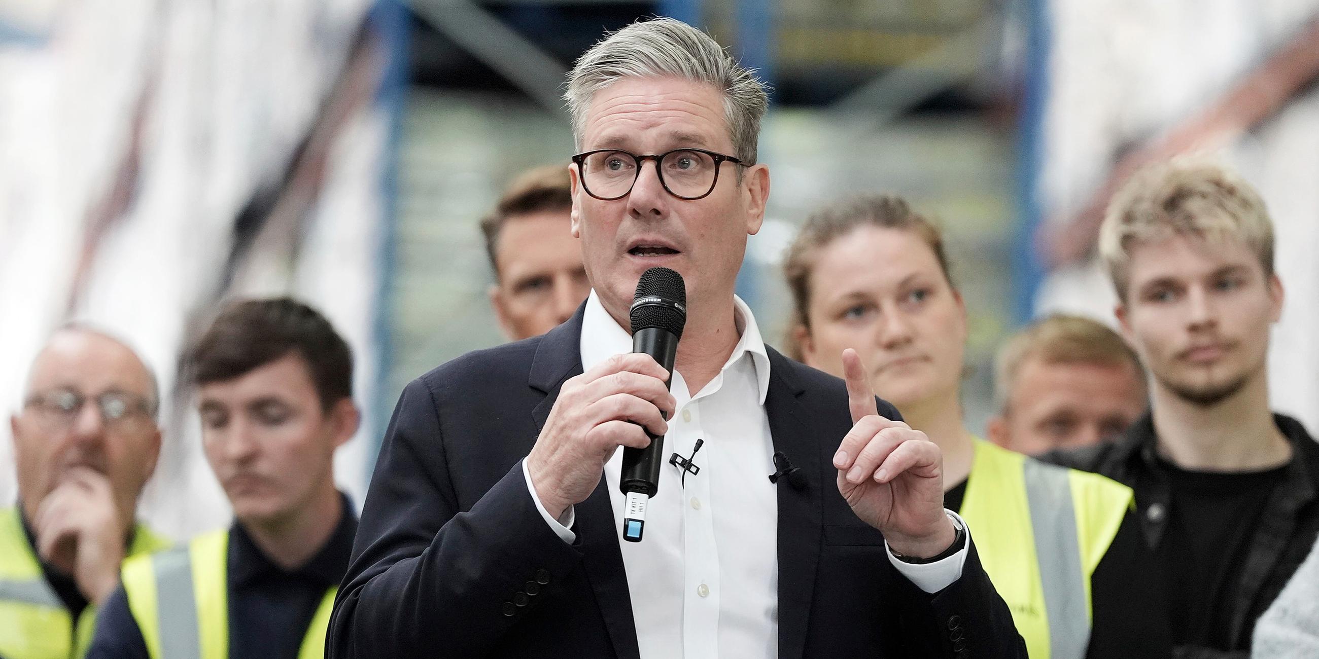 Labour-Parteichef Sir Keir Starmer spricht während eines Besuchs bei Global Brands in Claycross (England), während des Wahlkampfs zur Parlamentswahl am 02.07.2024