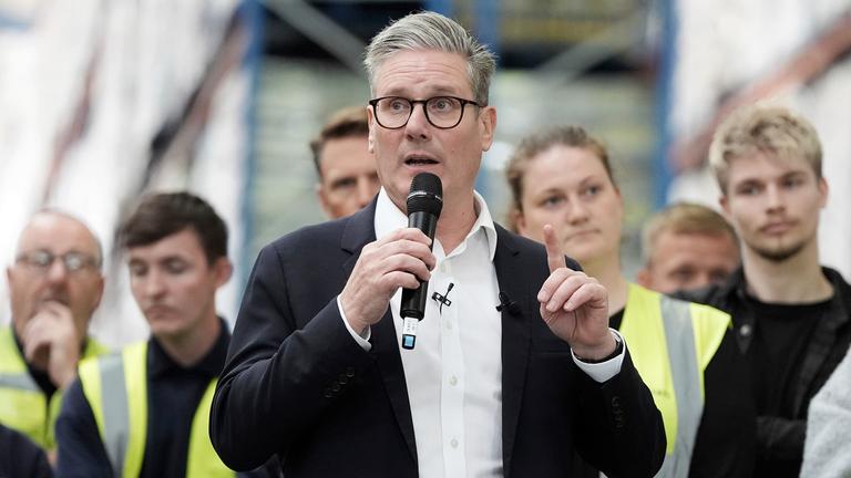 Labour-Parteichef Sir Keir Starmer spricht während eines Besuchs bei Global Brands in Claycross (England), während des Wahlkampfs zur Parlamentswahl am 02.07.2024