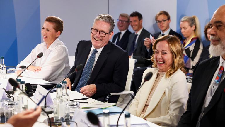 Mette Frederiksen, Keir Starmer, Giorgia Meloni und Edi Rama nehmen an einer Arbeitssitzung zum Thema Migration teil, am 18.07.2024.