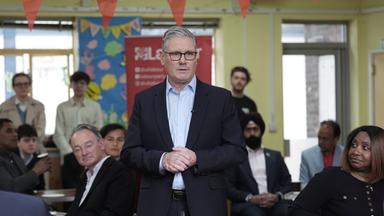 Der britische Premierminister Sir Keir Starmer spricht am 08.05.2026, einen Tag nach den Kommunalwahlen, vor Mitgliedern der Labour-Partei im Gemeindesaal der Kingsdown Methodist Church in Ealing, West-London. 