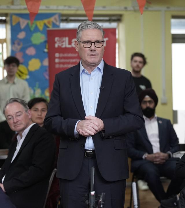 Der britische Premierminister Sir Keir Starmer spricht am 08.05.2026, einen Tag nach den Kommunalwahlen, vor Mitgliedern der Labour-Partei im Gemeindesaal der Kingsdown Methodist Church in Ealing, West-London. 
