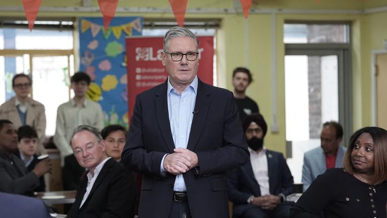 Der britische Premierminister Sir Keir Starmer spricht am 08.05.2026, einen Tag nach den Kommunalwahlen, vor Mitgliedern der Labour-Partei im Gemeindesaal der Kingsdown Methodist Church in Ealing, West-London. 