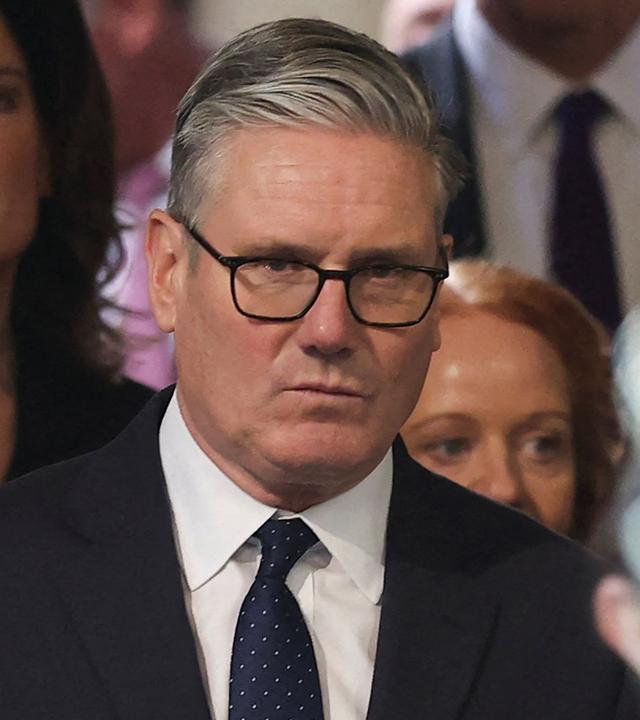 Der britische Premierminister Keir Starmer (C) kehrt ins Unterhaus zurück, nachdem er im Rahmen der feierlichen Parlamentseröffnung im Palace of Westminster in London am 13. Mai 2026 die Rede des Königs angehört hat.