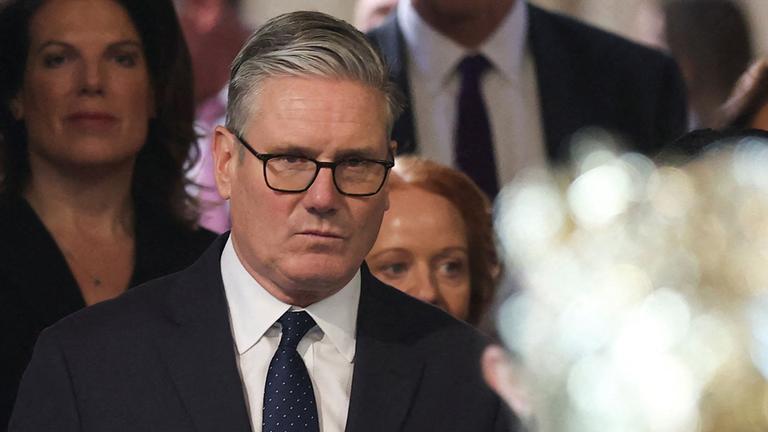 Der britische Premierminister Keir Starmer (C) kehrt ins Unterhaus zurück, nachdem er im Rahmen der feierlichen Parlamentseröffnung im Palace of Westminster in London am 13. Mai 2026 die Rede des Königs angehört hat.