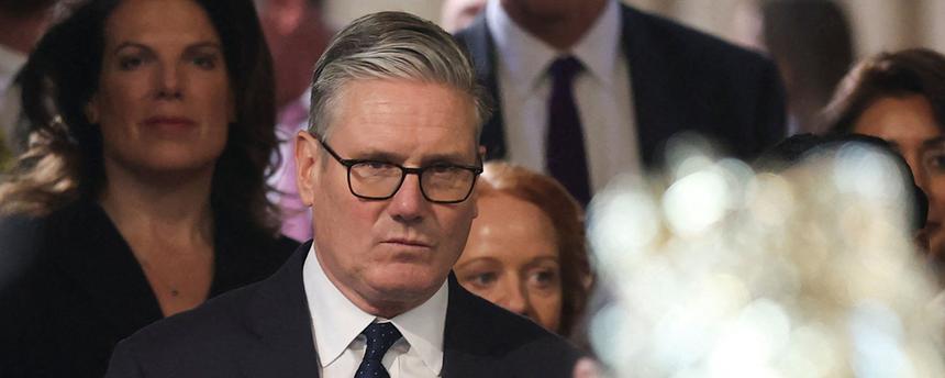 Der britische Premierminister Keir Starmer (C) kehrt ins Unterhaus zurück, nachdem er im Rahmen der feierlichen Parlamentseröffnung im Palace of Westminster in London am 13. Mai 2026 die Rede des Königs angehört hat.