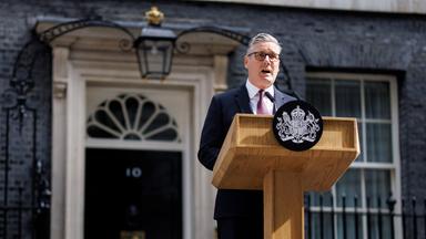 Der britische Premierminister vor der Downing Street 10.