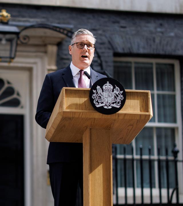 Der britische Premierminister vor der Downing Street 10.