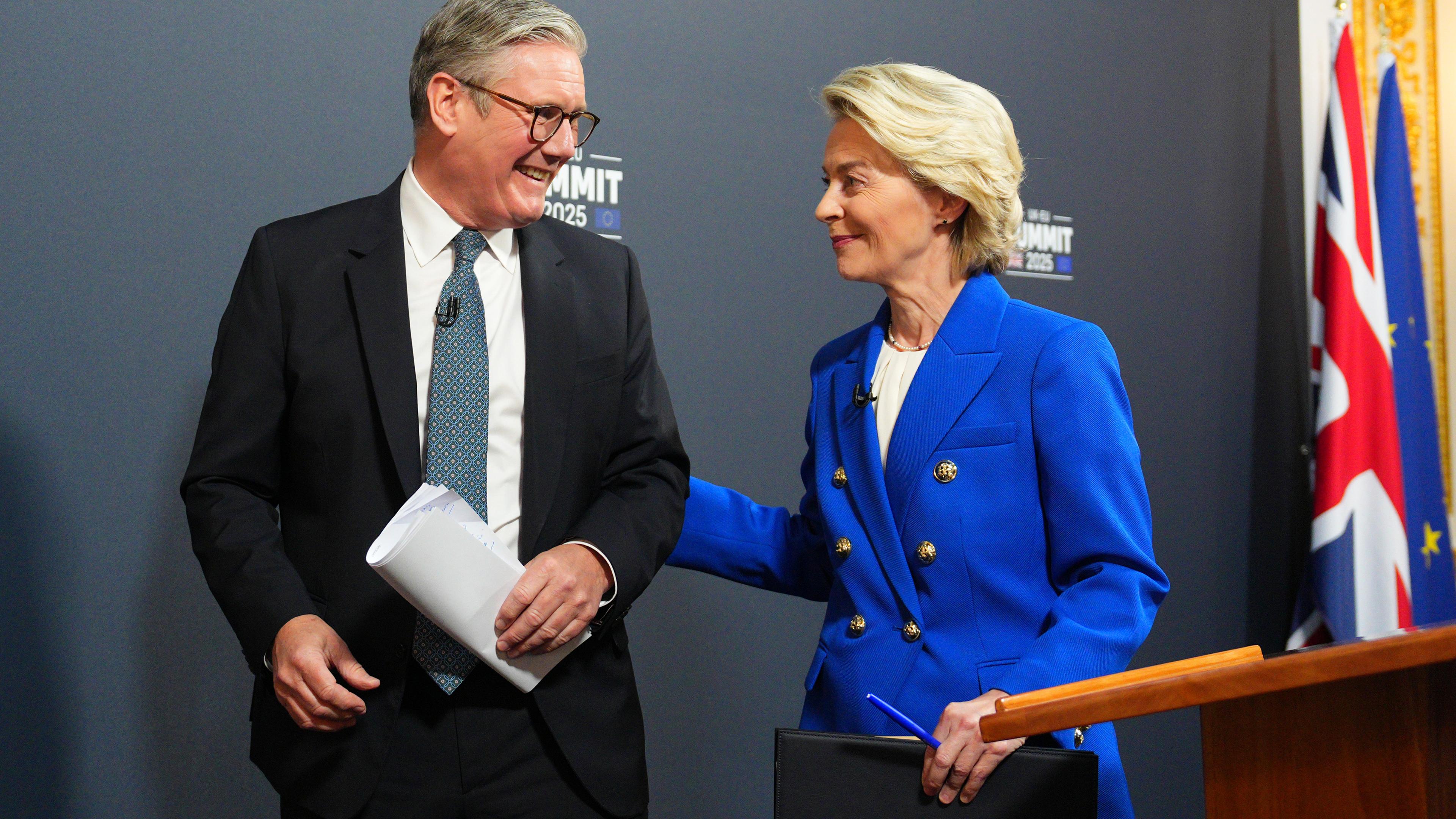 Großbritannien, London: Premierminister Sir Keir Starmer und Präsidentin der Europäischen Kommission Ursula von der Leyen