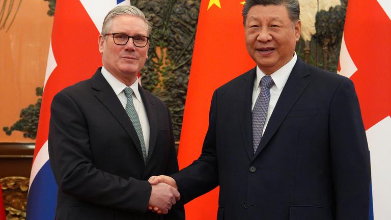 Premierminister Sir Keir Starmer schüttelt Präsident Xi Jinping vor einem bilateralen Treffen in der Großen Halle des Volkes in Peking die Hand. 
