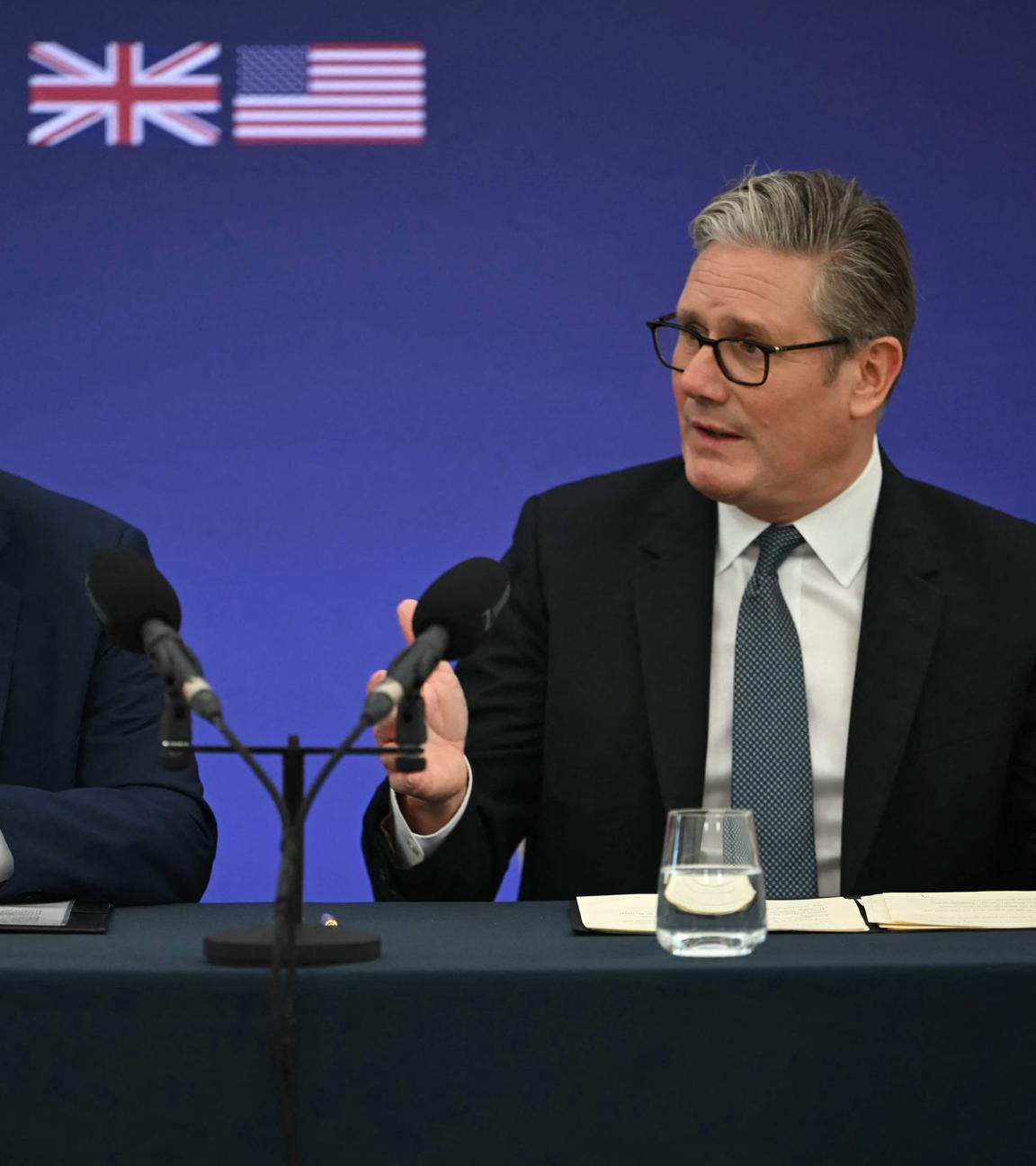 Der britische Premierminister Keir Starmer (rechts) spricht neben US-Präsident Donald Trump (links) zu Beginn einer Wirtschaftsveranstaltung.