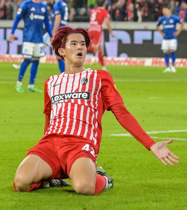 Der Freiburger Stürmer Keisuke Goto jubelt vor der Fankurver nach seinem Treffer zum 2:1 gegen den FC Schalke 04