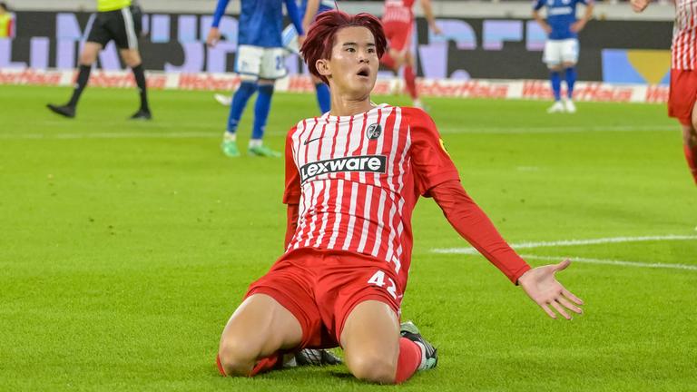 Der Freiburger Stürmer Keisuke Goto jubelt vor der Fankurver nach seinem Treffer zum 2:1 gegen den FC Schalke 04
