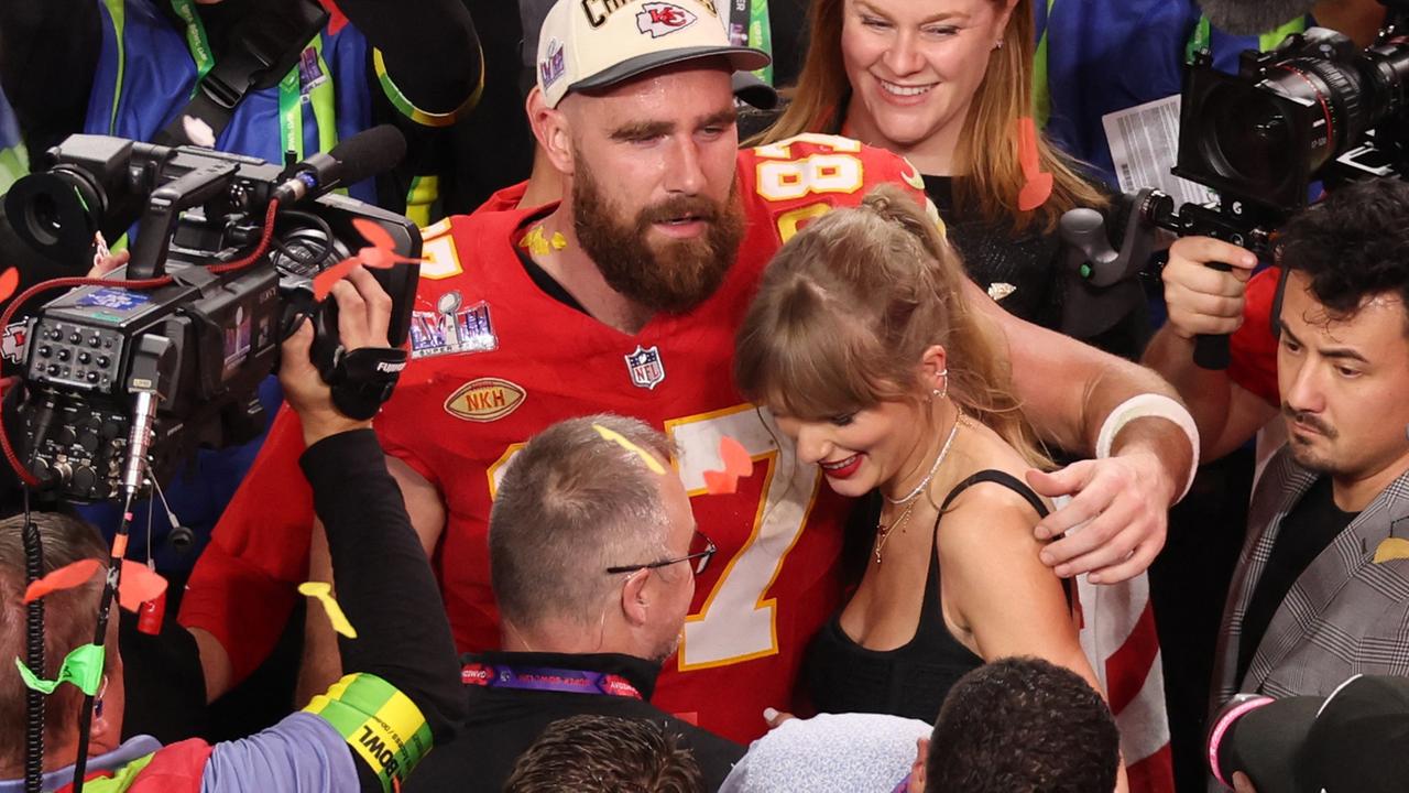 Football - NFL - Super Bowl, Kansas City Chiefs - San Francisco 49ers am 12.2.2024: Travis Kelce (Kansas City Chiefs) bejubelt mit seiner Partnerin Taylor Swift den Sieg.
