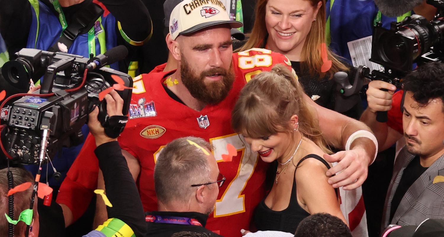 Football - NFL - Super Bowl, Kansas City Chiefs - San Francisco 49ers am 12.2.2024: Travis Kelce (Kansas City Chiefs) bejubelt mit seiner Partnerin Taylor Swift den Sieg.