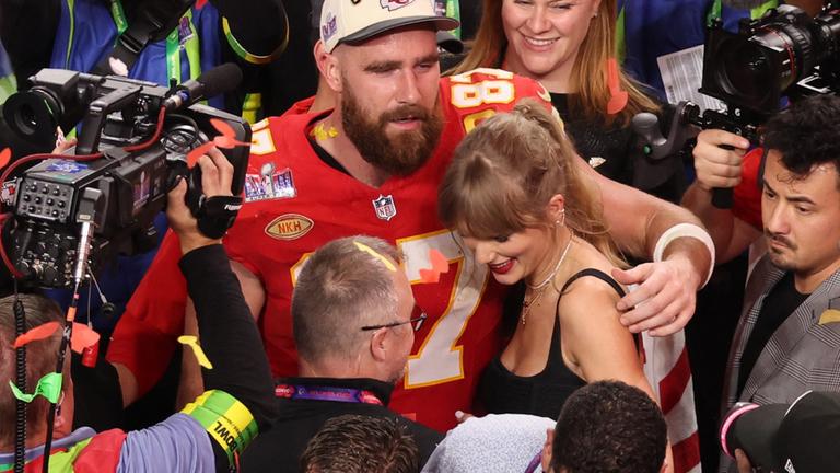 Football - NFL - Super Bowl, Kansas City Chiefs - San Francisco 49ers am 12.2.2024: Travis Kelce (Kansas City Chiefs) bejubelt mit seiner Partnerin Taylor Swift den Sieg.
