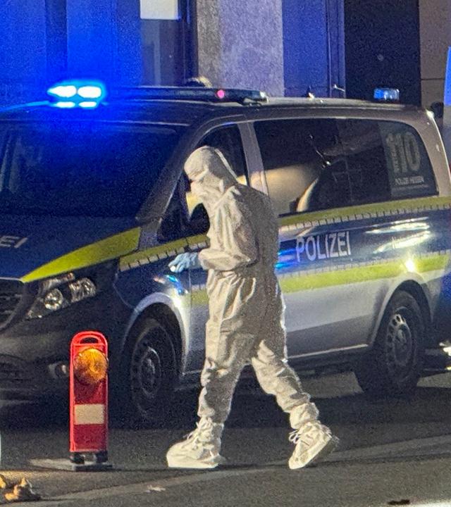 Mitarbeiter der Spurensicherung sind am Tatort in Kelkheim beschäftigt.