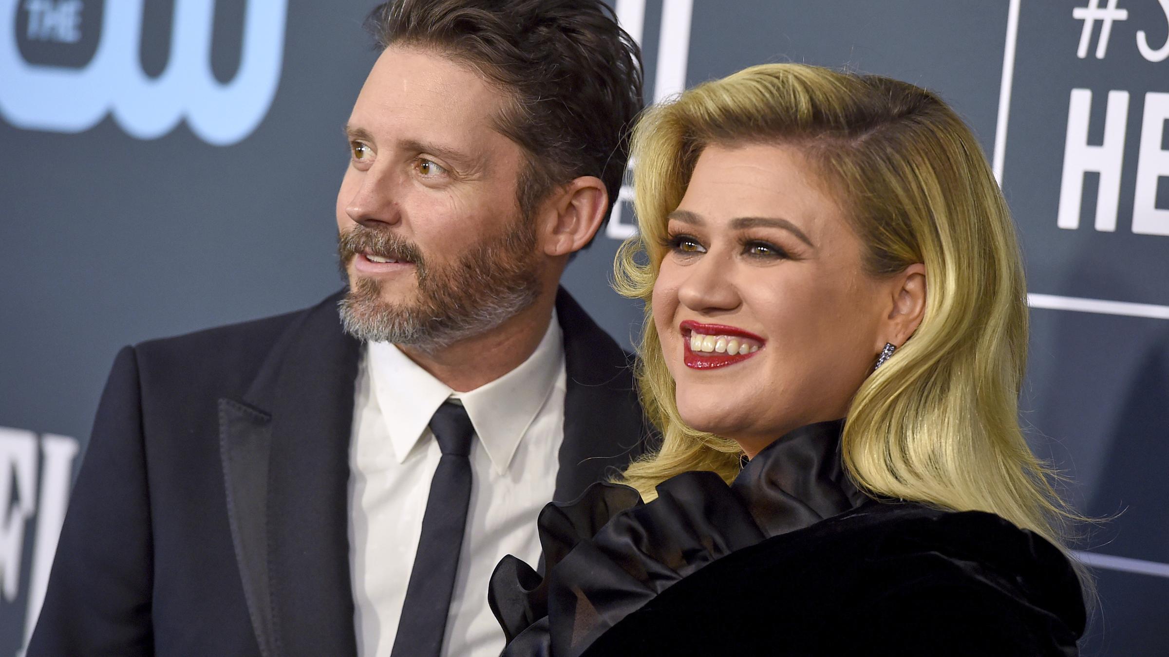 Kelly Clarkson und ihr Ehemann Brandon Blackstock posieren für ein gemeinsames Foto.