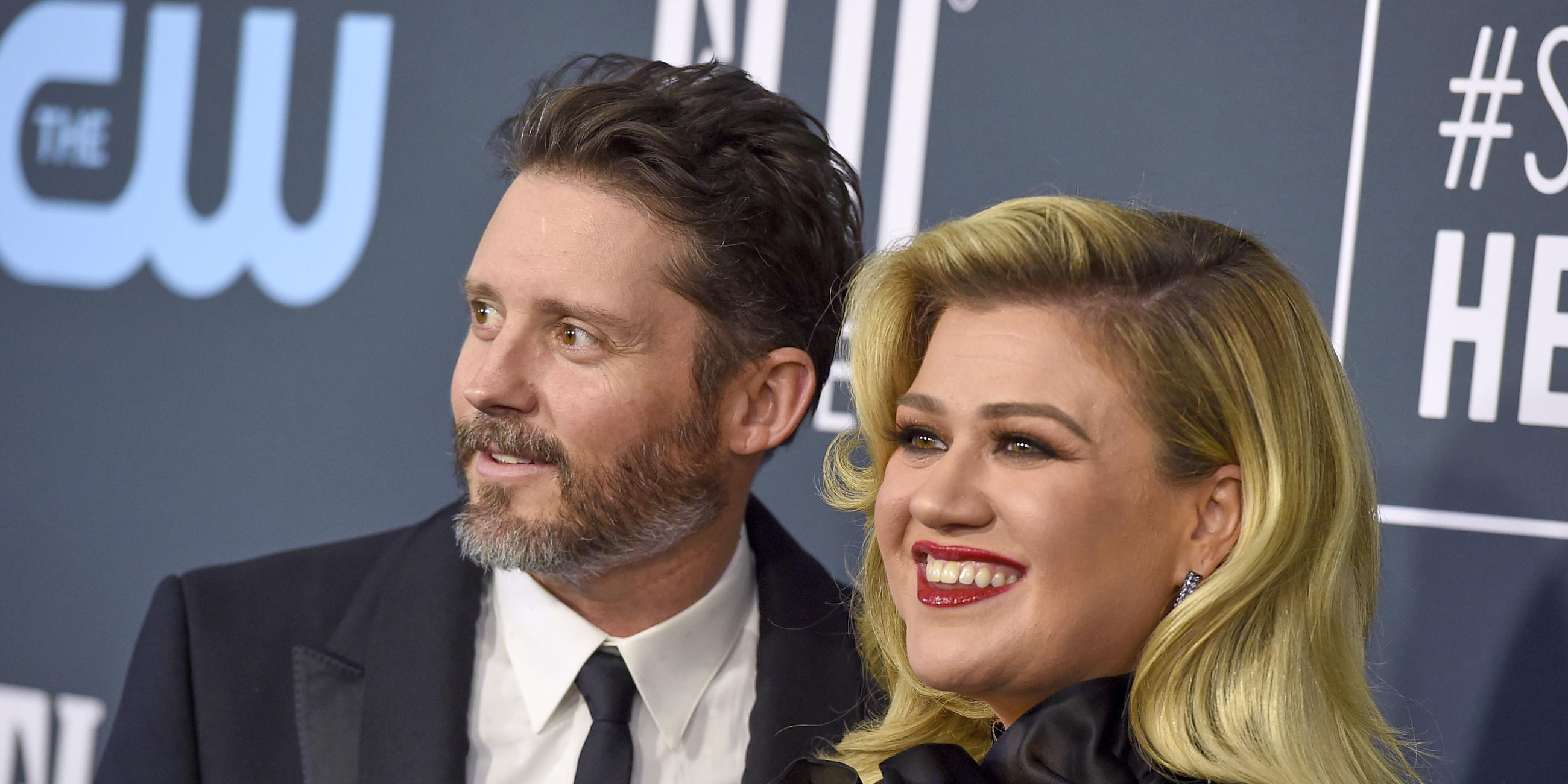 Kelly Clarkson und ihr Ehemann Brandon Blackstock posieren für ein gemeinsames Foto.