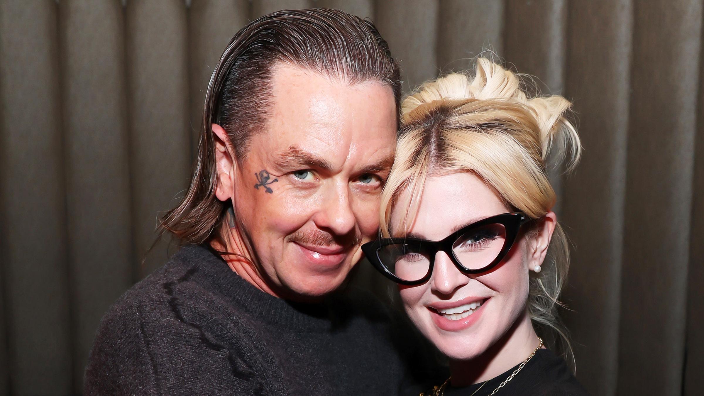 Kelly Osbourne wurde von ihrem Partner Sid Wilson mit einem Heiratsantrag überrascht. Er hielt am Rande des Abschiedskonzerts von Kellys Vater, Ozzy Osbourne, um ihre Hand an. (07.07.2025)