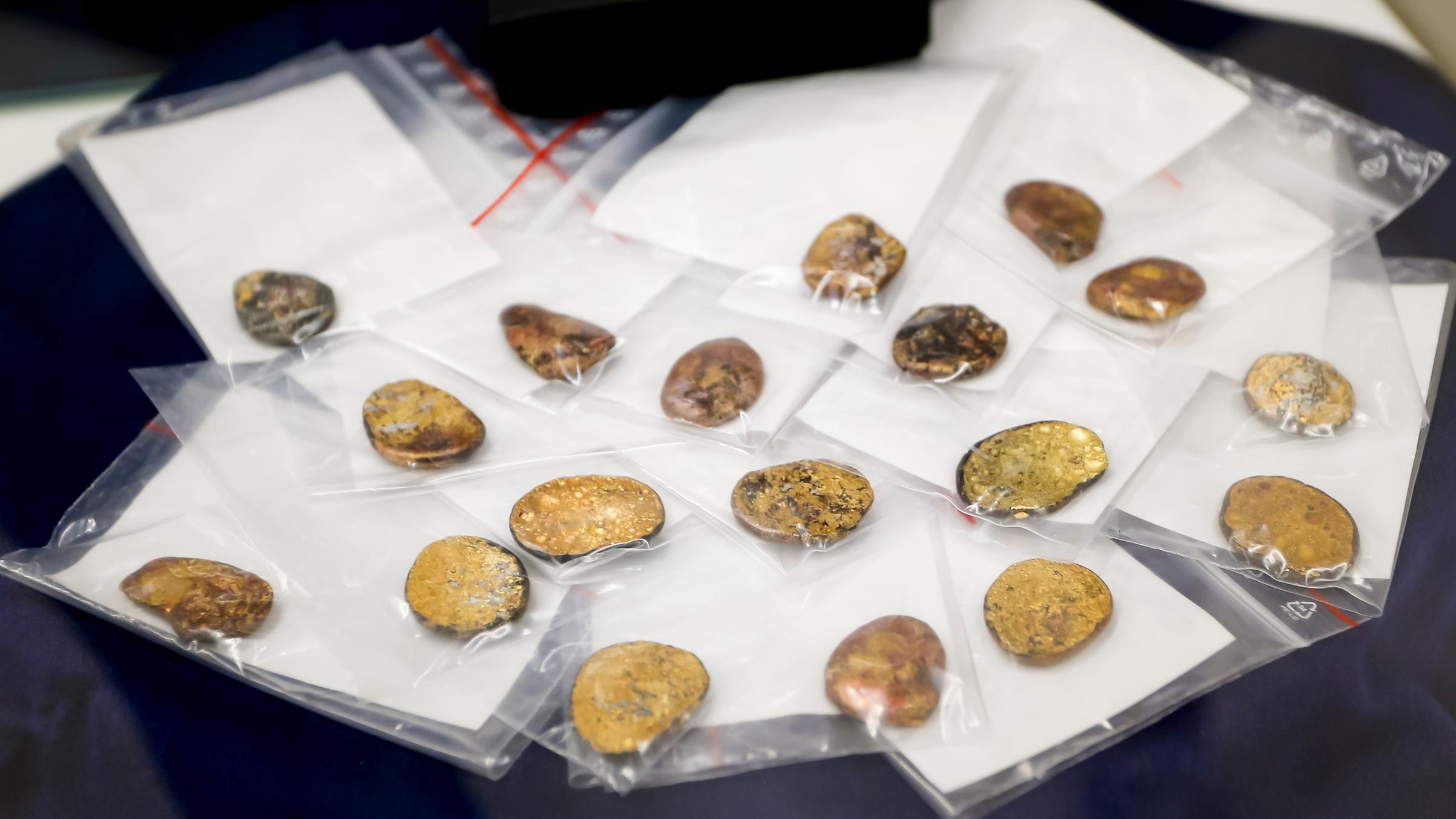 Sichergestellte Münzklumpen werden während einer Pressekonferenz des Bayerischen Landeskriminalamts zu den Festnahmen im Fall des Manchinger Goldschatz-Diebstahls präsentiert. 