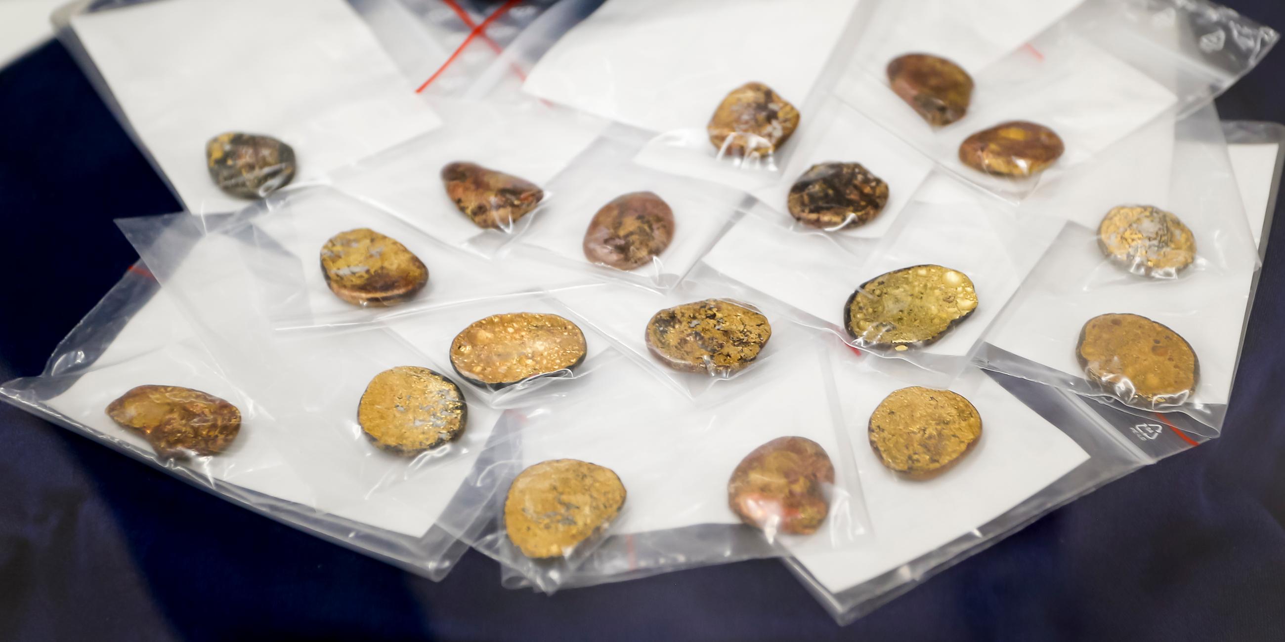 Sichergestellte Münzklumpen werden während einer Pressekonferenz des Bayerischen Landeskriminalamts zu den Festnahmen im Fall des Manchinger Goldschatz-Diebstahls präsentiert. 