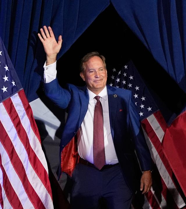 Ken Paxton, Generalstaatsanwalt von Texas, begrüßt seine Unterstützer nach seinem Sieg bei der Stichwahl.