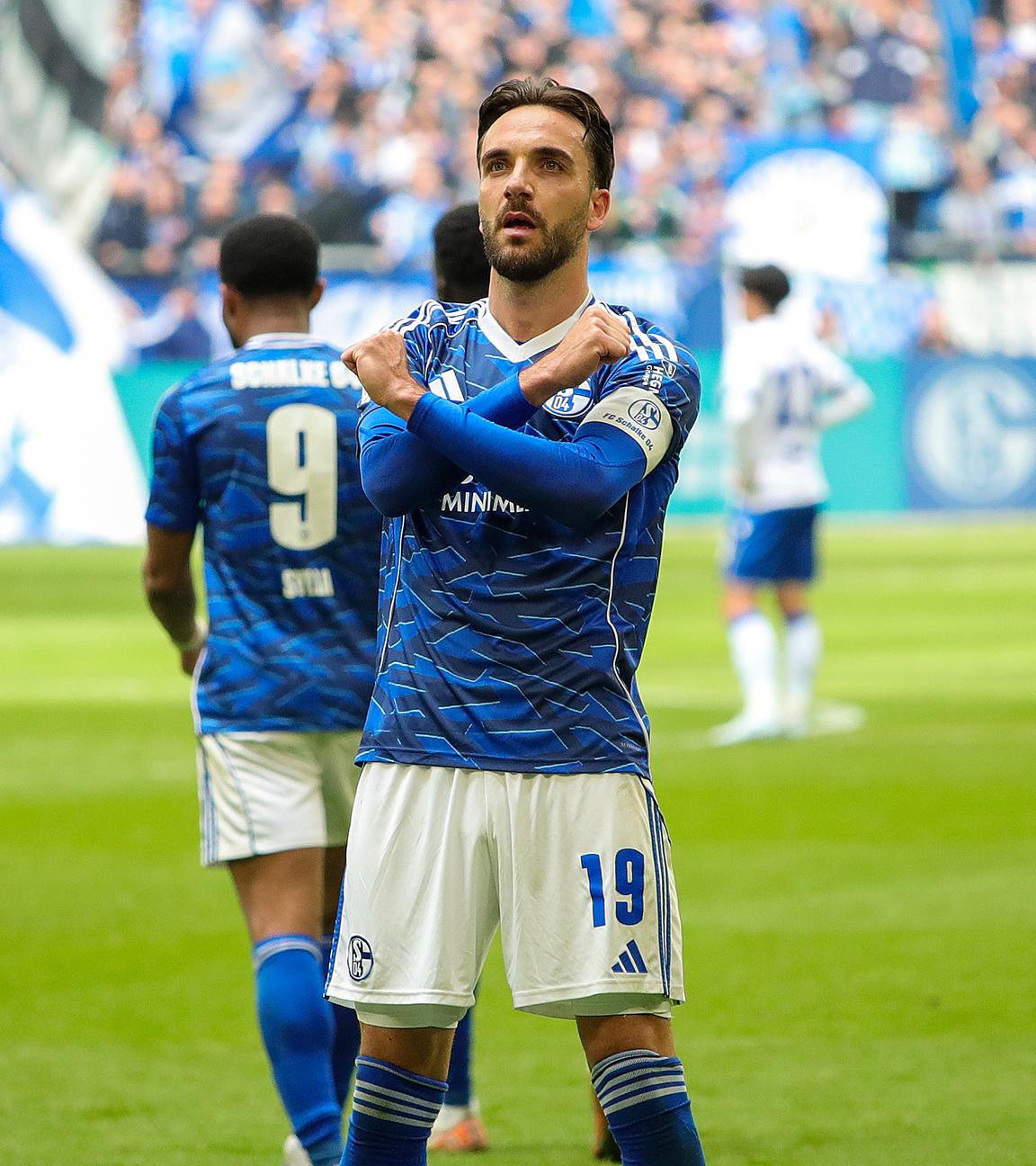 Schalkes Mittelfeldspieler Kenan Karaman jubelt vor der Kurve nach seinem Treffer zum 1:0 gegen den Karlsruher SC