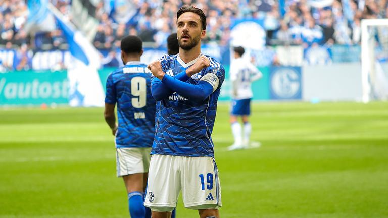 Schalkes Mittelfeldspieler Kenan Karaman jubelt vor der Kurve nach seinem Treffer zum 1:0 gegen den Karlsruher SC