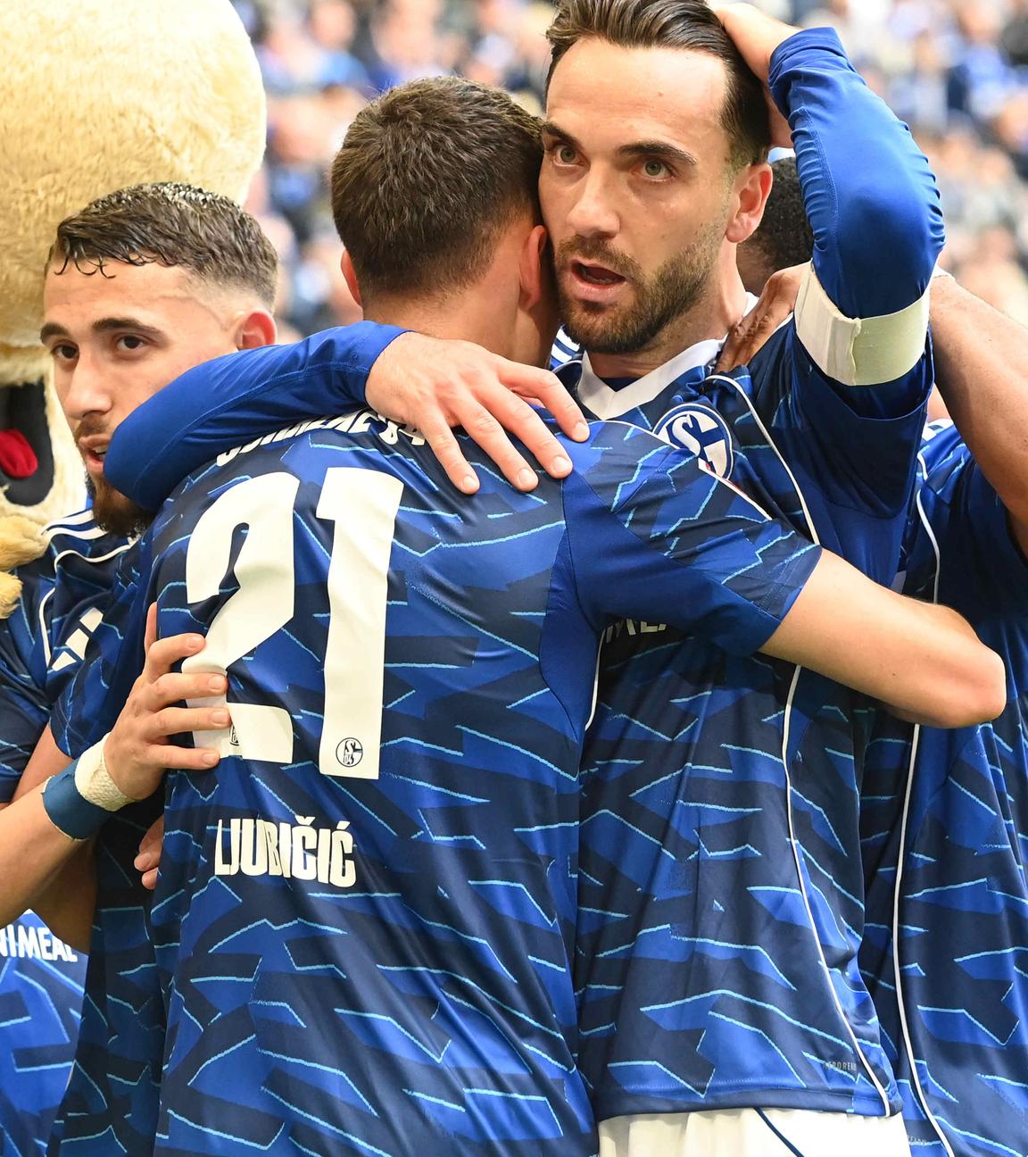 Fußballer Kenan Karaman jubelnd am 19.04.2026 in Gelsenkirchen nach seinem Tor zum 1 zu 0.