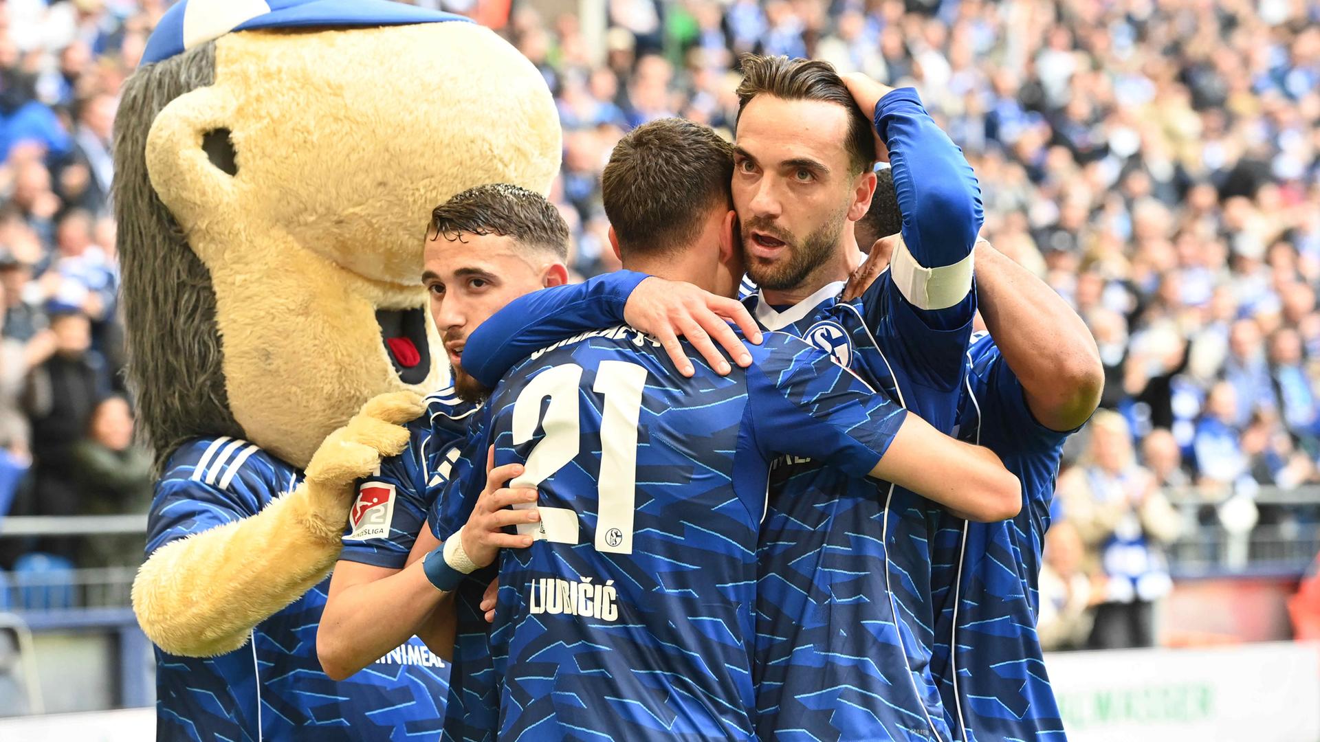 Fußballer Kenan Karaman jubelnd am 19.04.2026 in Gelsenkirchen nach seinem Tor zum 1 zu 0.