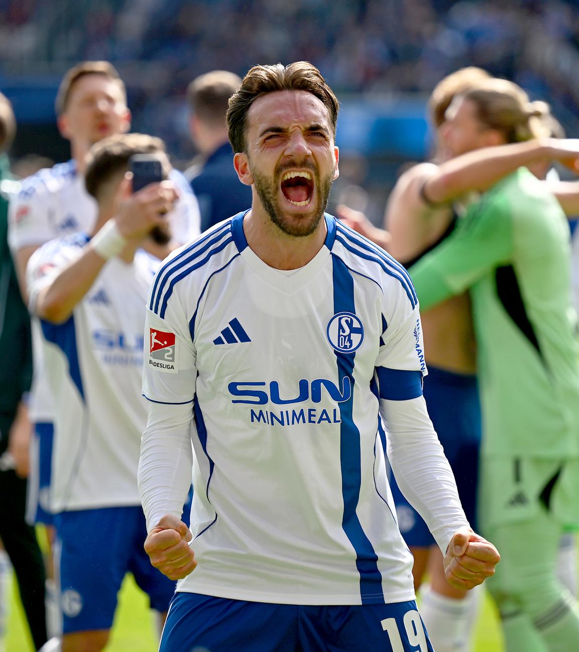 2. Bundesliga, SC Paderborn 07 - FC Schalke 04: Kenan Karaman jubelt mit geballten Fäusten